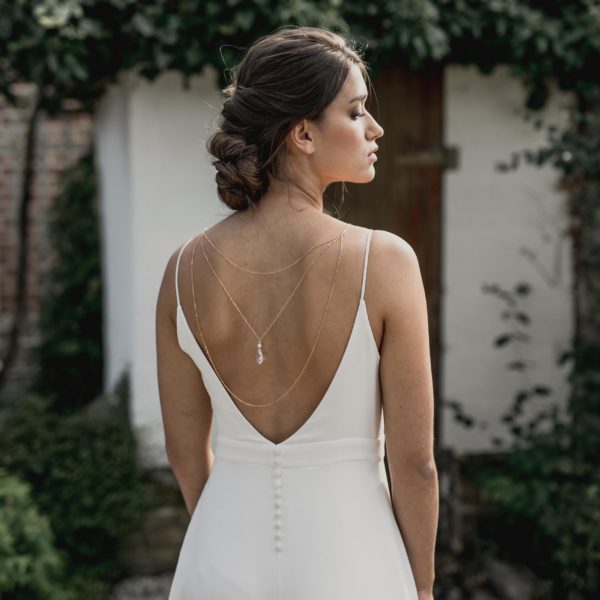 collier de mariage avec goutte en cristal pour robe dos nu