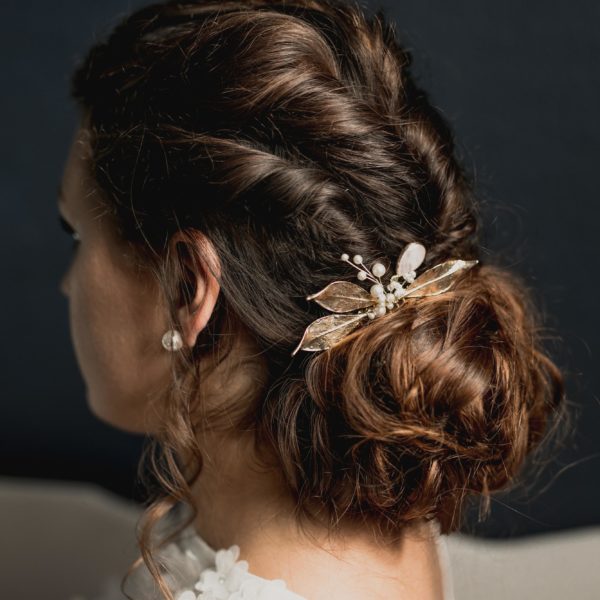 peigne de mariage avec des perles et feuilles dorées pour coiffure de mariée