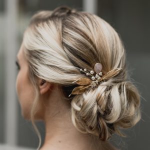 peigne de mariage avec des perles et feuilles dorées pour coiffure de mariée