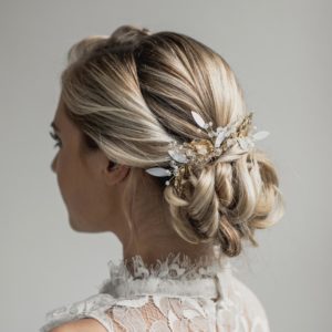 grand peigne de mariage en perle avec des feuilles dorées et blanches pour coiffure de mariée