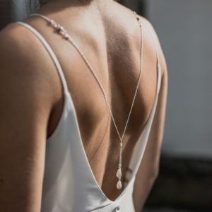 collier de mariage avec goutte en perle pour robe de mariée dos nu