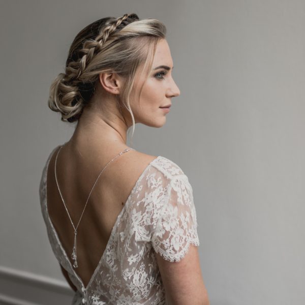 collier de mariage avec goutte en cristal pour robe de mariée dos nu