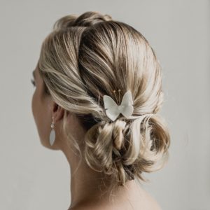 accessoire de mariage avec des perles et des papillons pour coiffure de mariée