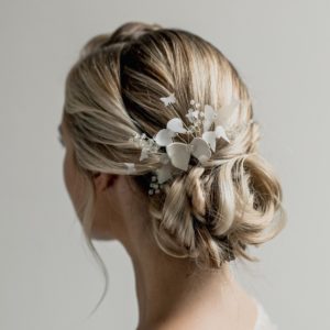 grand peigne de mariée avec des papillons et des perles pour coiffure de mariage