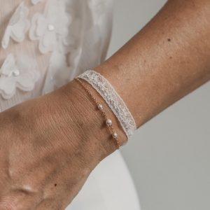 bracelet de mariée en dentelle et fines perles pour mariage romantique et bohème
