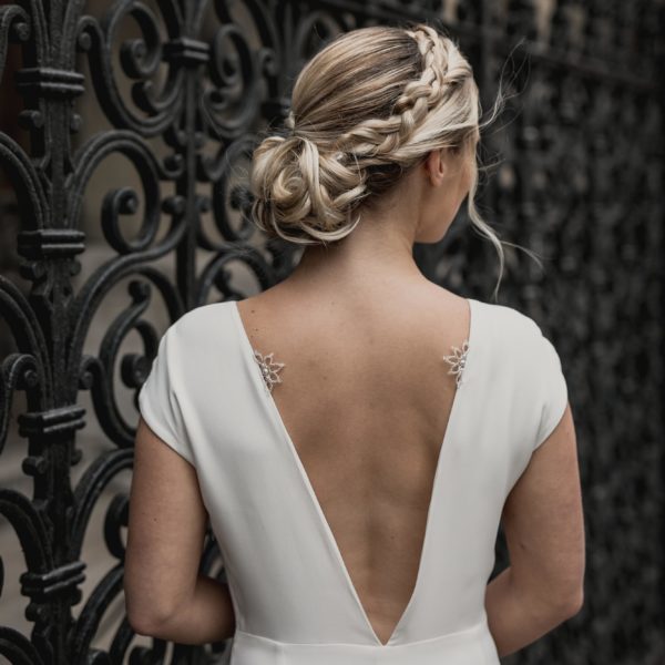 bijou de mariage en perle à coudre sur une robe de mariée