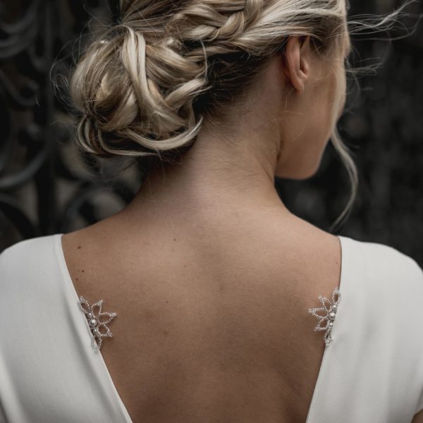 bijou de mariage en perle à coudre sur une robe de mariée