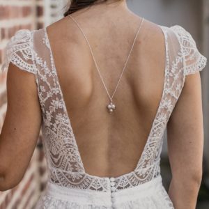 collier de mariage pour robe de mariée dos nu avec des perles