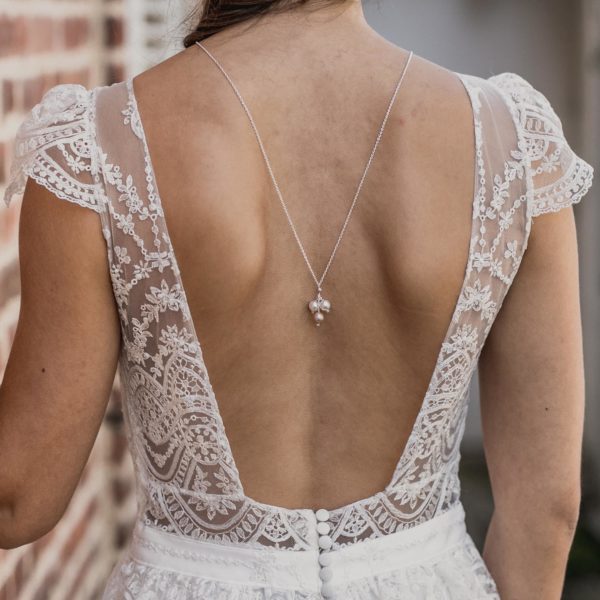 collier de mariage pour robe de mariée dos nu avec des perles