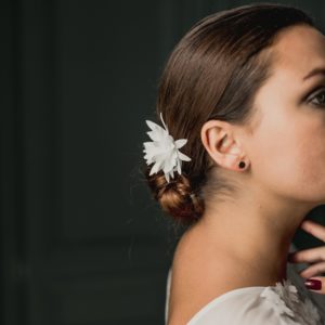 accessoire cheveux mariage en pompon pour coiffure de mariée