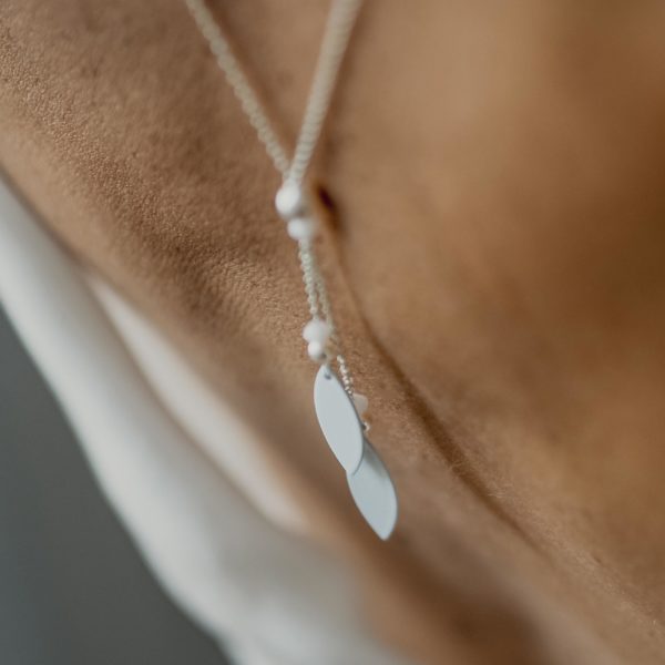 collier de mariage pour robe de mariée dos nu avec des feuilles plumes modernes graphiques