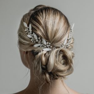 couronne de mariage en perles et feuilles blanches