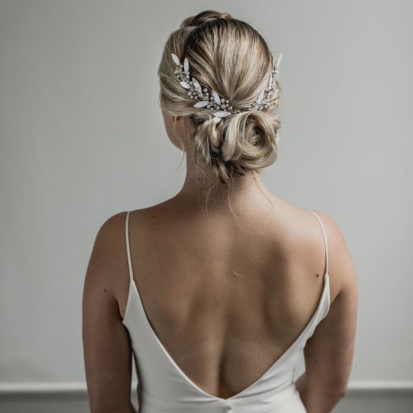 couronne de mariage en perles et feuilles blanches