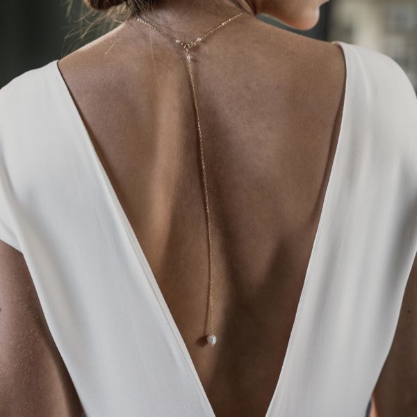 collier de mariage fin et élégant pour robe de mariée dos nu