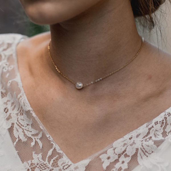 collier de mariage tour de cou fin et elegant avec une perle baroque