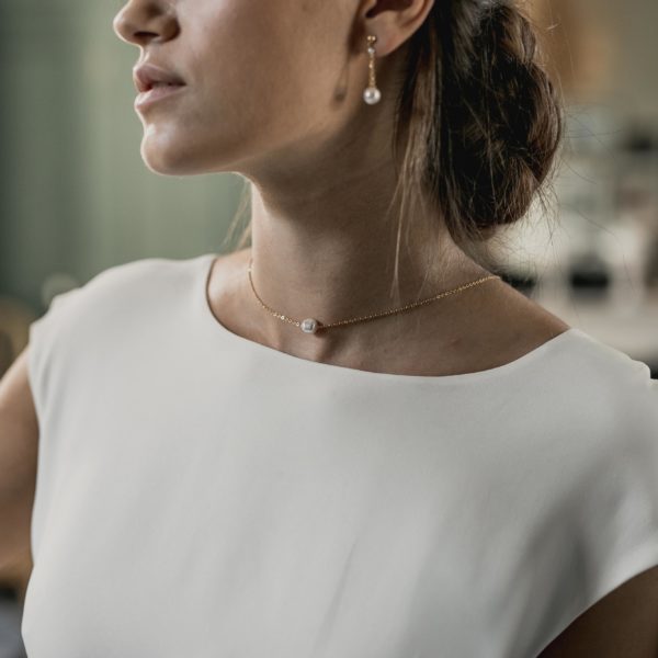 collier de mariage avec une perle baroque pour robe de mariée dos nu