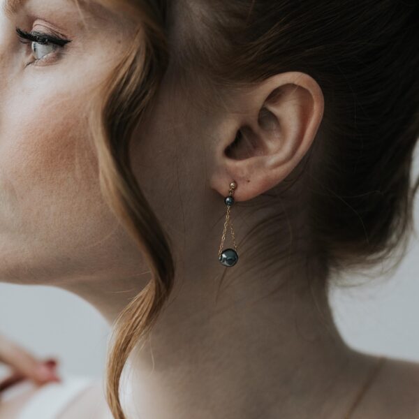 boucles d'oreilles pendantes avec une perle de Swarovski noire