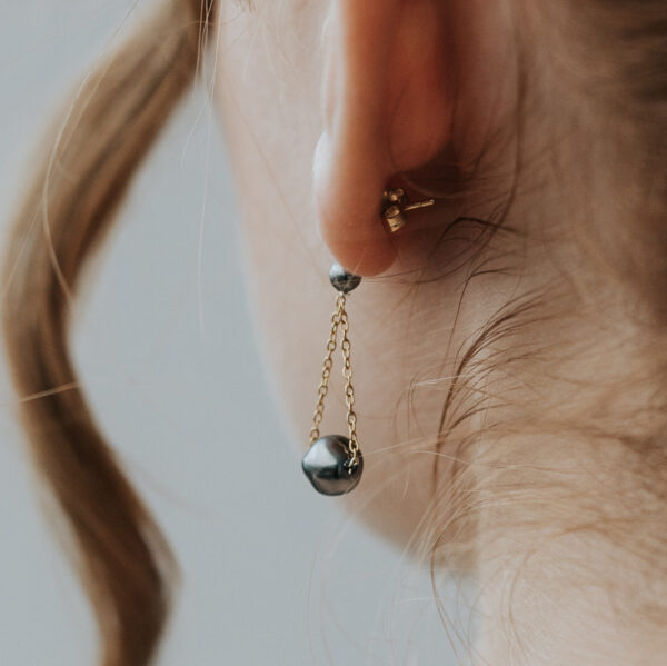 boucles d'oreilles pendantes avec une perle de Swarovski noire