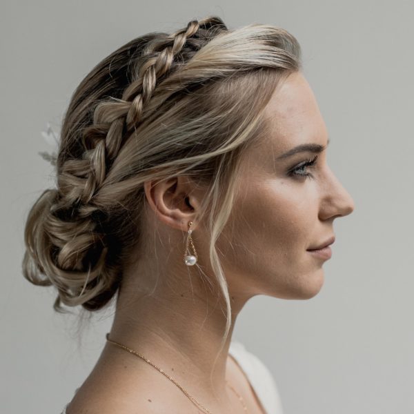 boucles d'oreilles de mariage simples et fines avec une perle baroque