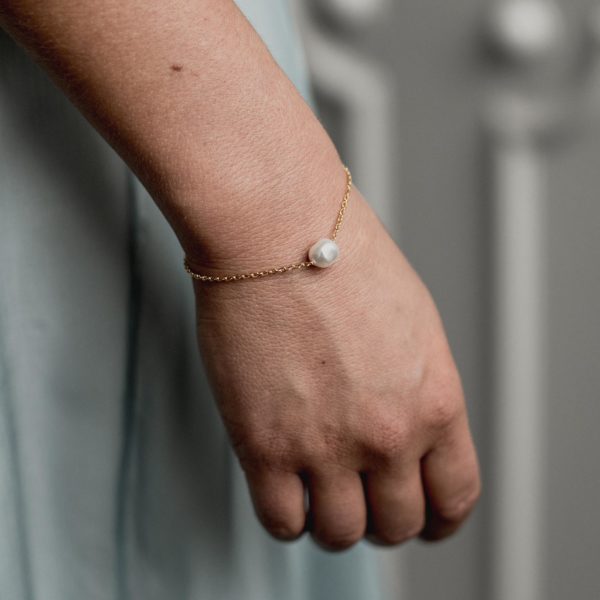 bracelet de mariage avec une perle baroque fin et simple