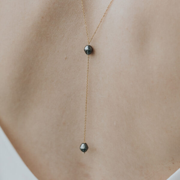Collier de dos fin avec des perles de Swarovski noires.