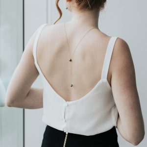 Collier de dos fin avec des perles nacrées noires.