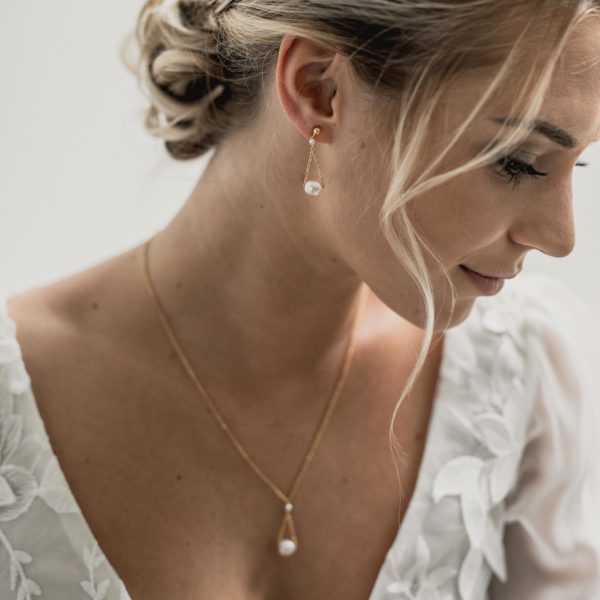 collier de mariage pendant avec un perle baroque sur une fine chaine