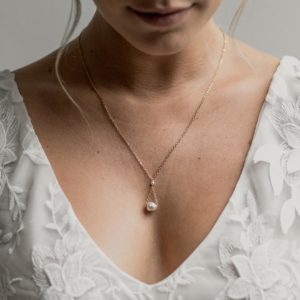 collier de mariage pendant avec un perle baroque sur une fine chaine