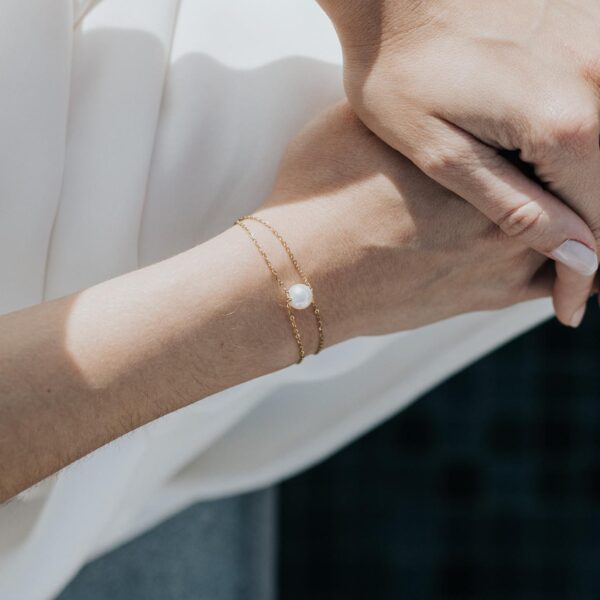 bracelet de mariée avec une perle sur une fine chaine