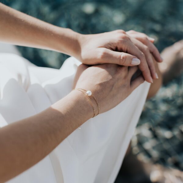 bracelet de mariée avec une perle sur une fine chaine