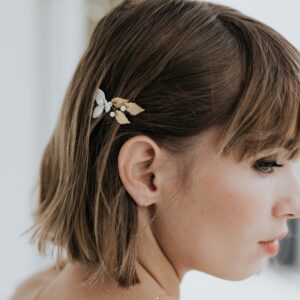 Bijou de mariage pour coiffure de mariée avec feuilles et petite fleur perlée