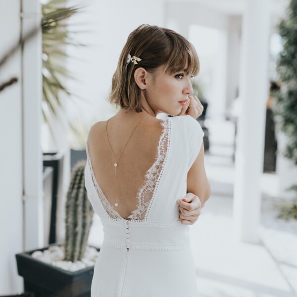 Bijou de mariage pour coiffure de mariée avec feuilles et petite fleur perlée