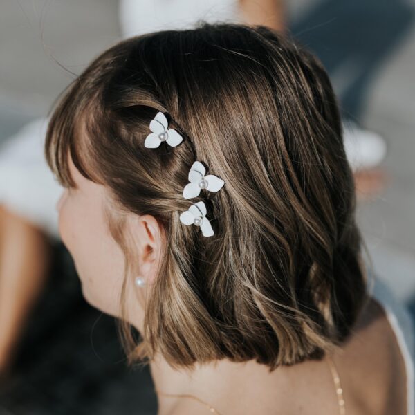 epingle à cheveux pour chignon de mariée, fleur blanche perlée
