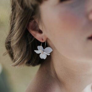 boucles créoles de mariage avec fleur blanche porcelaine perle