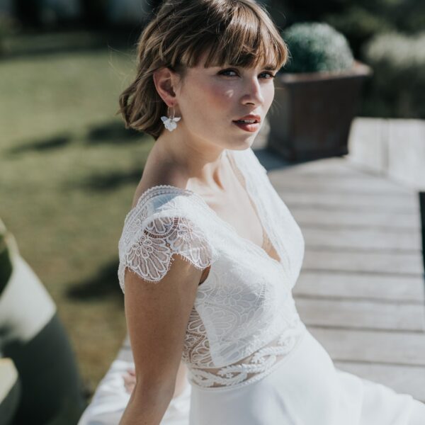 boucles créoles de mariage avec fleur blanche porcelaine perle