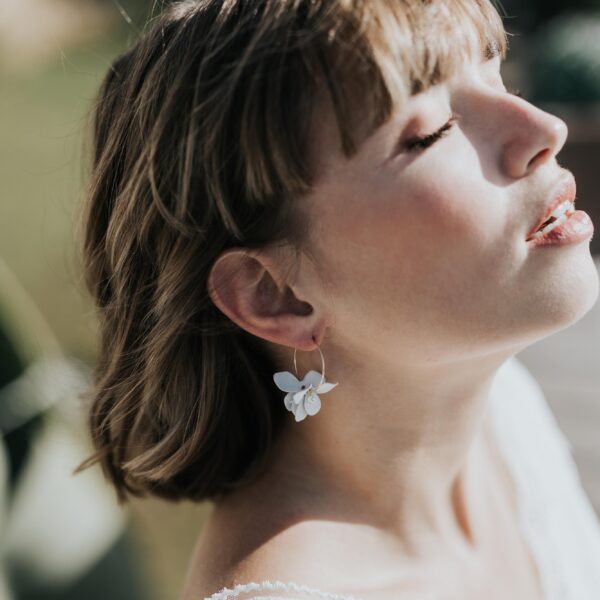 boucles créoles de mariage avec fleur blanche porcelaine perle