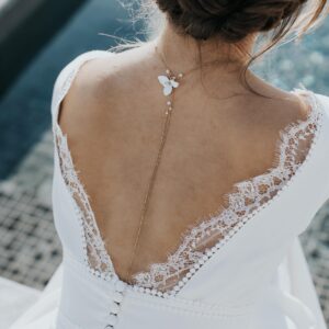 bijou de dos pour robe de mariée dos nu avec une fleur blanche, porcelaine et perle