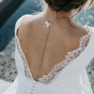 bijou de dos pour robe de mariée dos nu avec une fleur blanche, porcelaine et perle