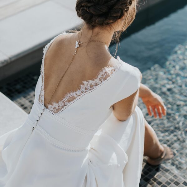 bijou de dos pour robe de mariée dos nu avec une fleur blanche, porcelaine et perle