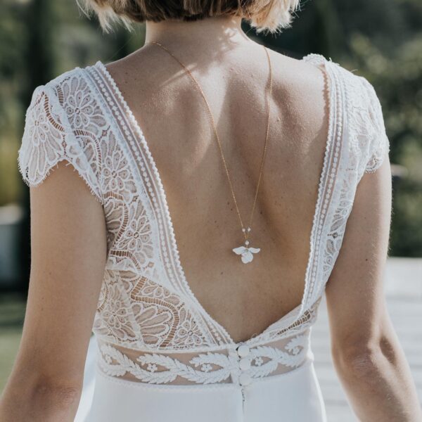 Collier de dos pour robe de mariée dos nu avec fleur blanche, porcelaine et perle