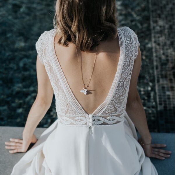 Collier de dos pour robe de mariée dos nu avec fleur blanche, porcelaine et perle