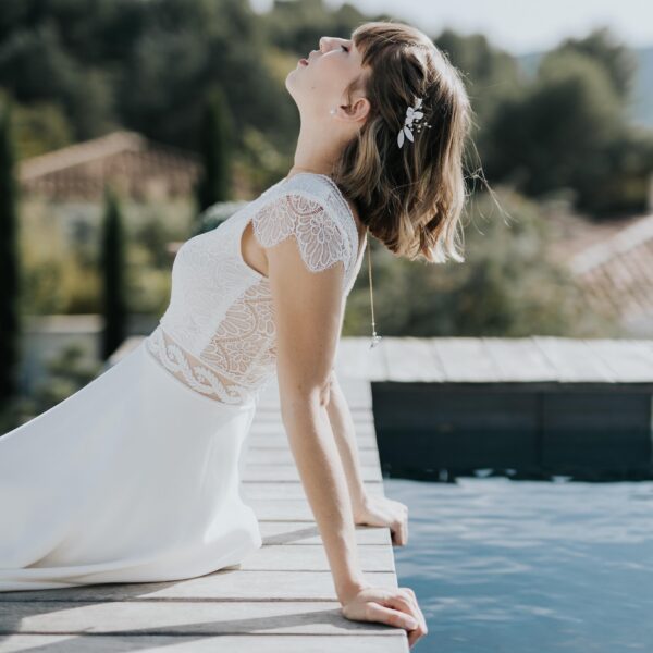 Peigne de mariée minimaliste et simple avec une fleur blanche, porcelaine et perle.