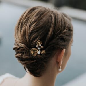 bijou de cheveux dorée pour coiffure de mariée avec perle de porcelaine et marbre