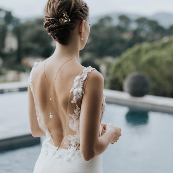 bijou de cheveux dorée pour coiffure de mariée avec perle de porcelaine et marbre