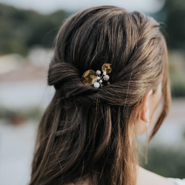 bijou de cheveux dorée pour coiffure de mariée avec perle de porcelaine et marbre