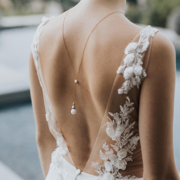 Collier pour robe de mariée dos nu avec perle de porcelaine et marbre