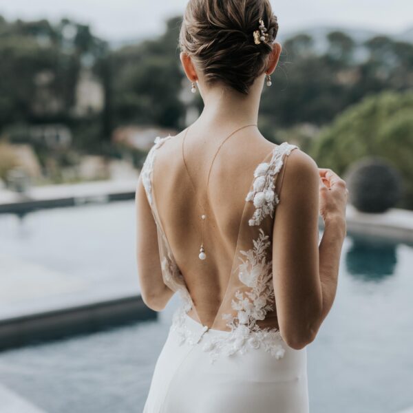 Collier pour robe de mariée dos nu avec perle de porcelaine et marbre