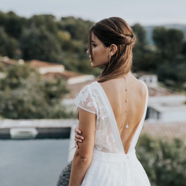 bijou droit pour robe de mariée dos nu en perle de porcelaine et marbre