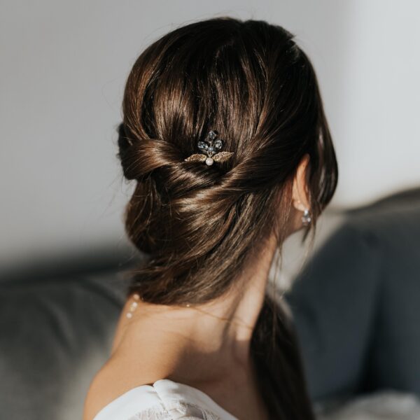 bijou de cheveu de mariage avec des feuilles dorées et gouttes en cristal bleu