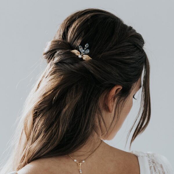 bijou de cheveu de mariage avec des feuilles dorées et gouttes en cristal bleu